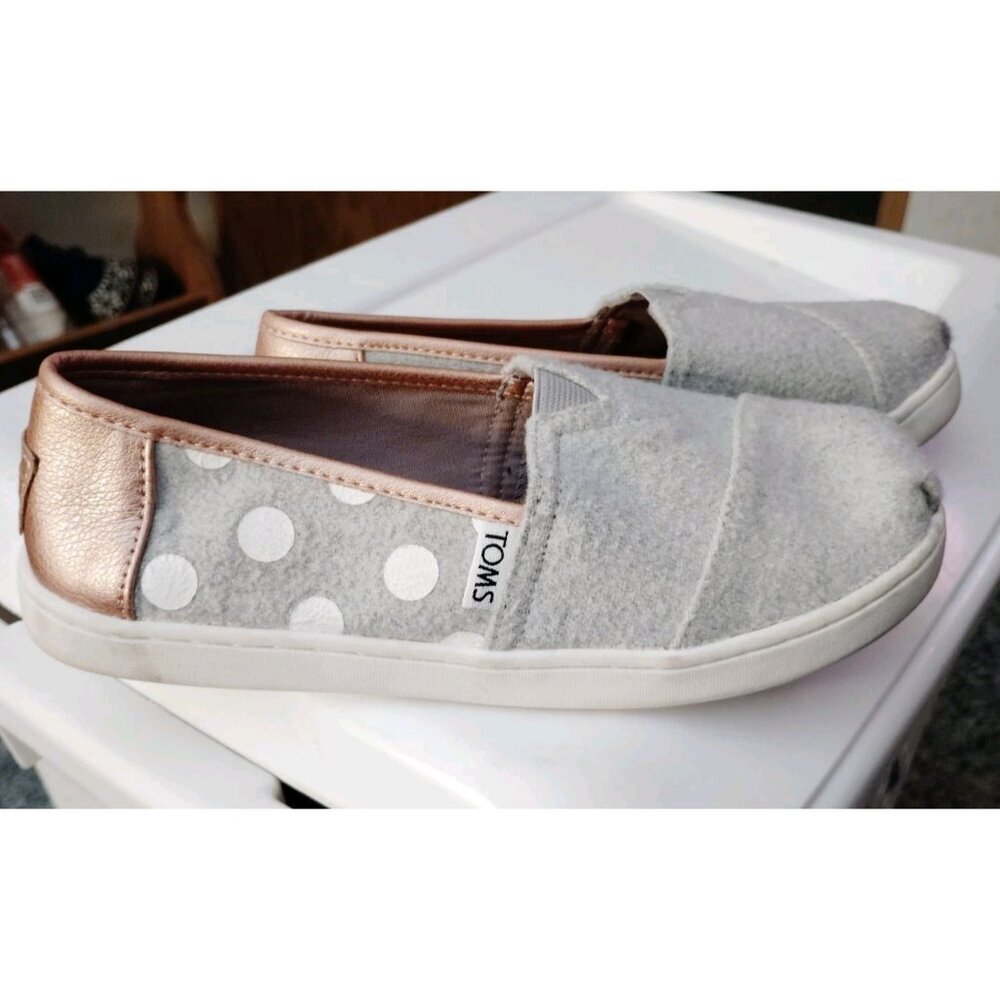 TOMS Size 2.5 Girls Gray White Polka Dot Metallic Rose Slip On Shoes NICE